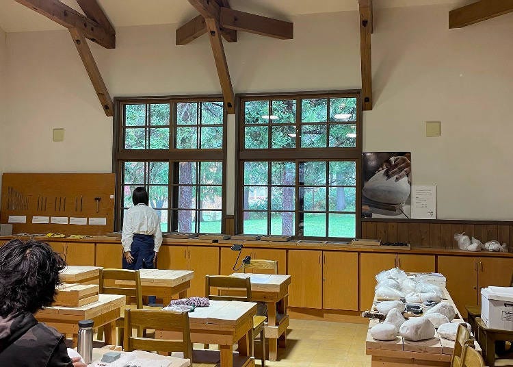 ▲Wooden workbenches and chairs give the studio a warm, comfortable feel.