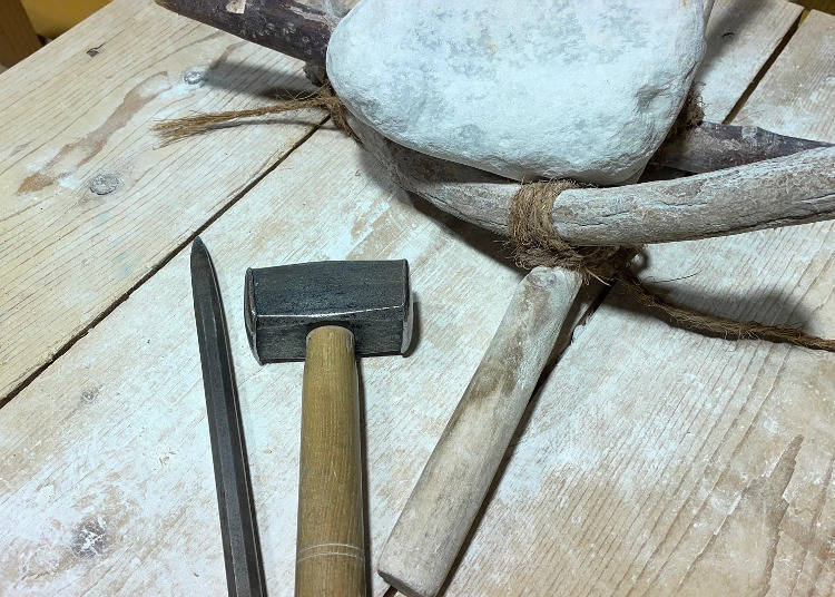 ▲먼저 끌과 망치로 도전