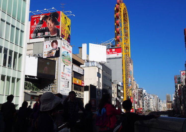 ▲The flashy, colorful Ferris wheel of the Don Quijote store on the northern shore of Dotonbori as seen from Ebisu Bridge