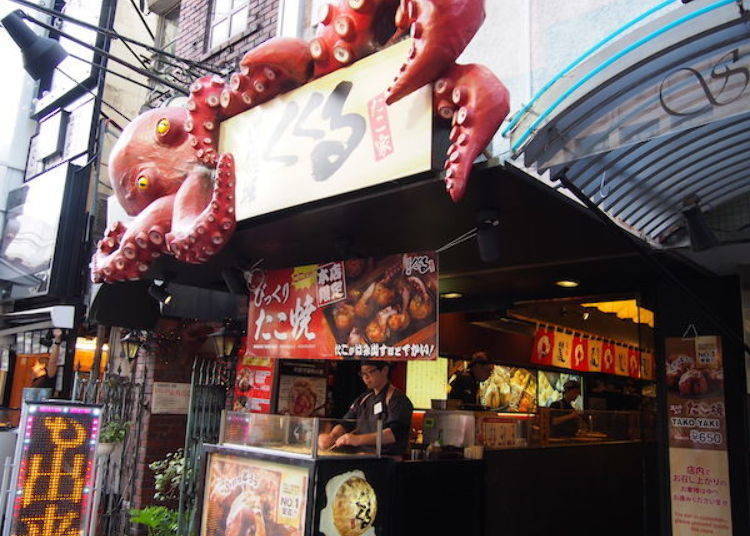 ▲章魚燒店「KUKURU」的巨大章魚招牌，從店家正門口露出來。