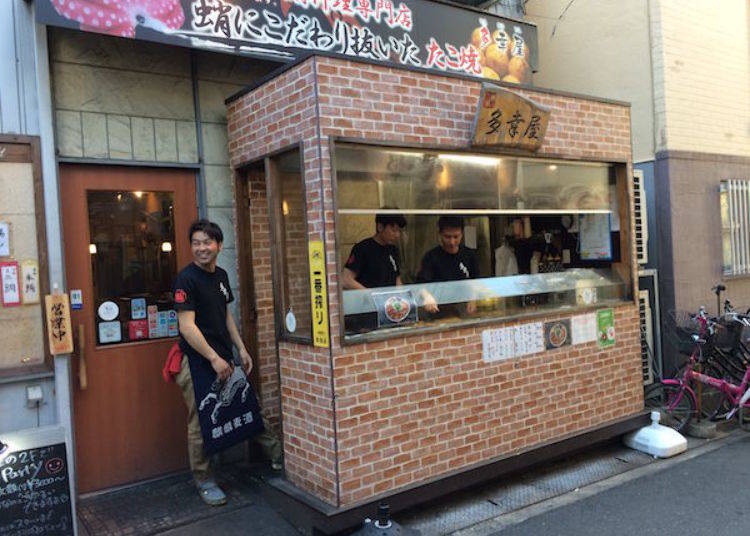 ▲The signboard reads "Takoyaki you can get hooked on." Up the stairs towards the left of the entrance is a private rental space (8 to 20 people). All courses are from 3,000 yen and up (reservations required).