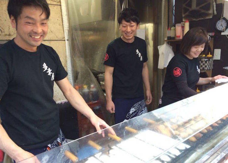 ▲He takes a quick break after pouring dough one by one onto the baking table. "I'm actually training new staff," Mr. Ueda says, mid-lecture.