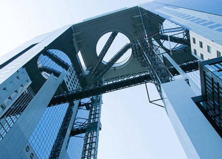 ▲The entire top part of the building that is situated between both is the "floating garden," Kuchu Teien. The 2 structures around the hole are the aerial escalators. You can get to the Kuchu Teien Observatory via these escalators.