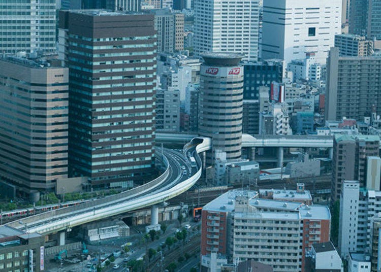 ▲You can also see perfectly the TKP Gate Tower Building, a unique building to Japan where the highway cuts through the building