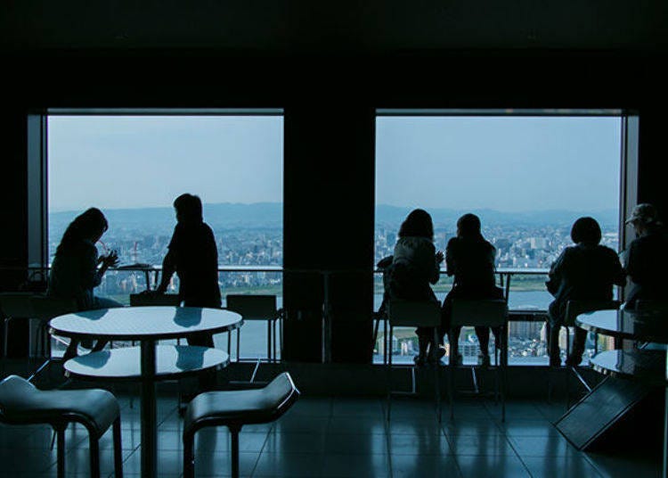 ▲From the counter seat on the north side, you can see the Yodo River and Takarazuka, as well as the mountain ranges of Mount Rokko.