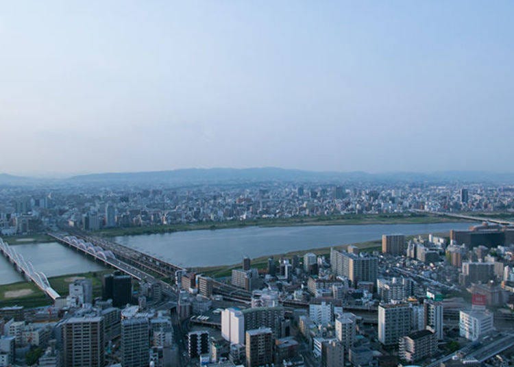 ▲Miniature cars and the Hankyu line cross the Yodo River. You can even see the biggest Ferris wheel in Japan at the Expo Memorial Park when the weather is clear.