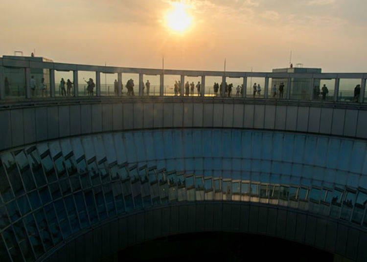 ▲At the Sky Walk, you can enjoy the scenery from any spot you like. Many choose to gather in the west around sunset.