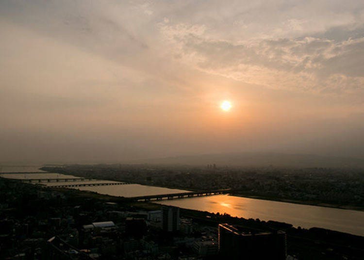 ▲A stunning view of the sunset in the west sky reflected on the Yodo River.