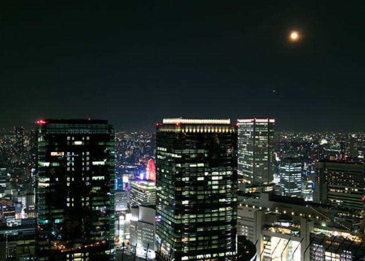 ▲The east side of the Grand Front Osaka area. The red of the Ferris wheel shines brightly atop the roof of the Umeda HEP FIVE shopping center.