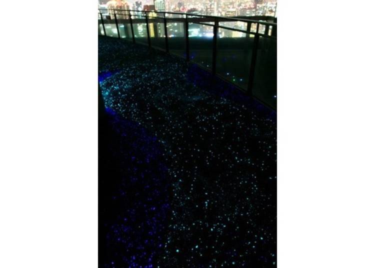 ▲A reproduction of the Milky Way made with luminescent stones in the southwest direction of the Lumi Sky Walk