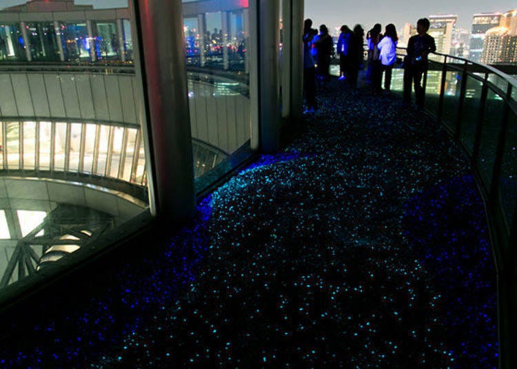 ▲ 발밑의 섬세하고 밝은 빛. 오사카 시내의 야경과 대조적이다