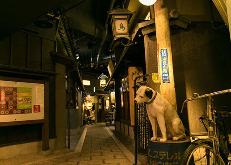 ▲坐在派出所旁邊的是日本勝利株式會社（JVC)的象徵犬「Nipper」，是瀧見小路裡的人氣王！