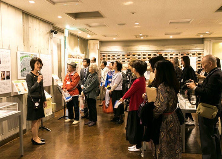 ▲Tour visitors listening to Nakamura-san. Photography is permitted throughout the building