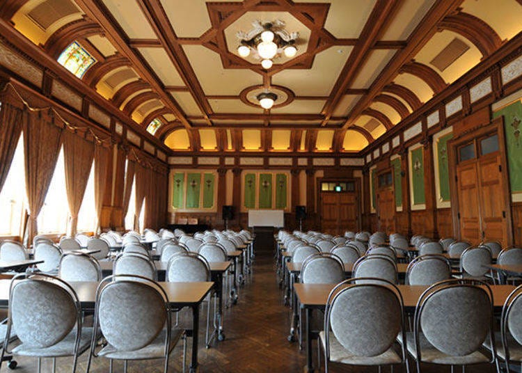 ▲ The small meeting room was once a women's dining room, so it features warm woodgrain tones (Photo courtesy of Osaka City Central Public Hall)