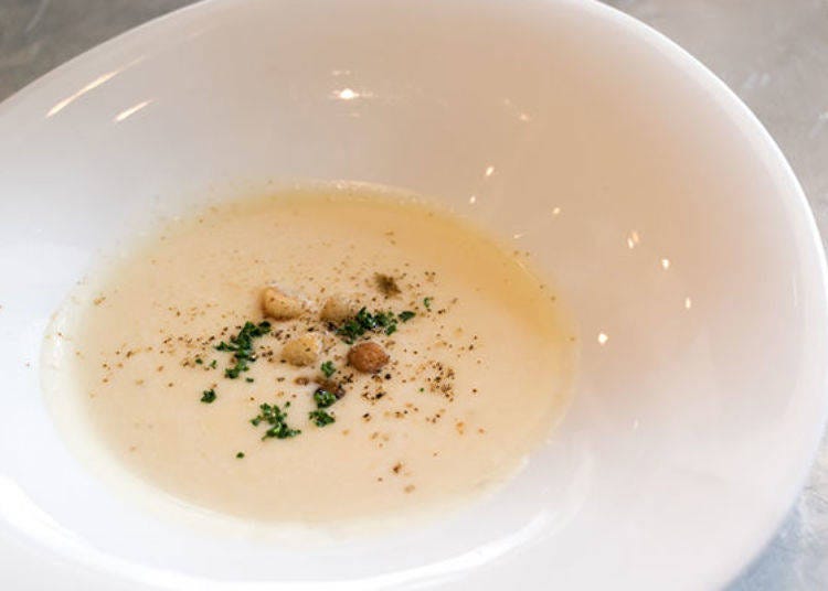 ▲Thick and rich potage, topped with intensely flavored salty, thick cut bacon