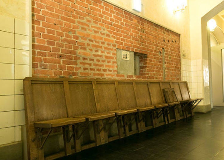 ▲지하 1층 복도에 있는 목제 의자. 원래 대집회실에 있던 것으로 지금은 벤치로 이용되고 있다.