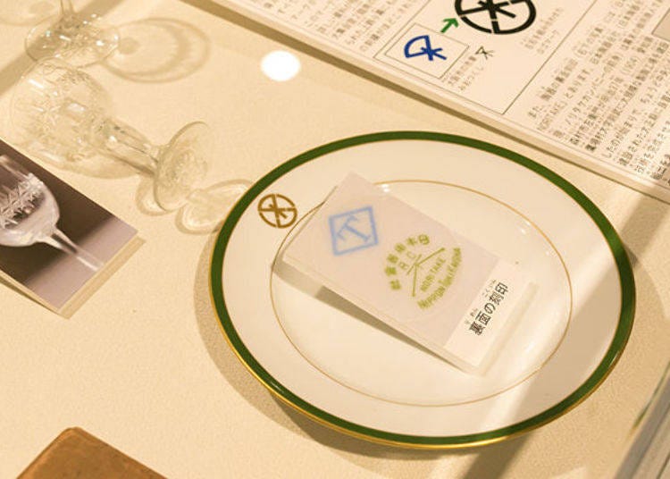 ▲食堂曾經使用的餐盤上頭印有將大阪市市章「澪標」與公會堂的「公」字結合化作圖案的logo