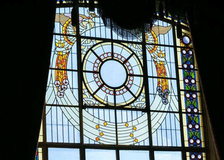 ▲鳳凰設計的華美彩色玻璃窗，和現代玻璃的顏色質感都有微妙的不同，具有獨特美感