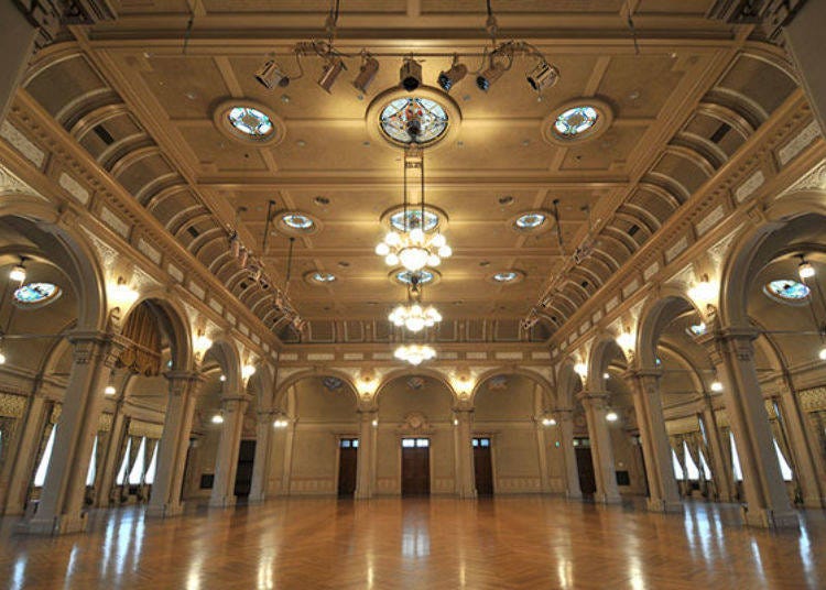 ▲擁有挑高天花板與吊燈的中集會室常舉辦音樂會（照片提供：大阪市中央公會堂）