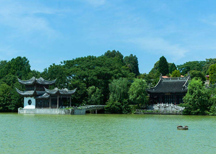 ▲공원의 중심에 있는 큰 연못에서 바라본 중국지역. 지붕 끝의 휘어진 곡선에서 일본과는 다른 이국적인 정서가 느껴진다