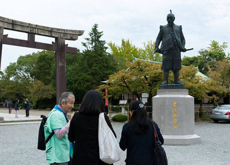 ▲The Houkoku Shrine just outside the dry moats. The bronze statue of Toyotomi Hideyoshi is another landmark.
