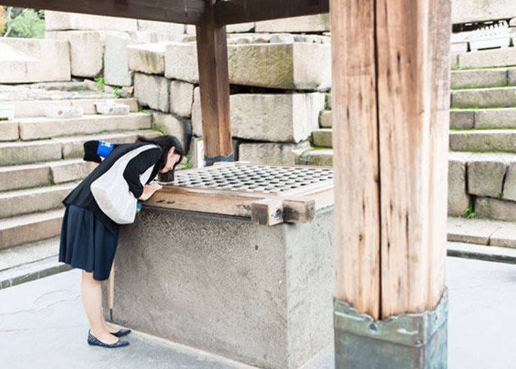 ▲At the entrance of the Castle Tower is the "Kimmeisui Well Roof," which legend has that Hideyoshi once threw gold inside to overcome poisoning of the water. It is said you can see the gold shimmering at the bottom.