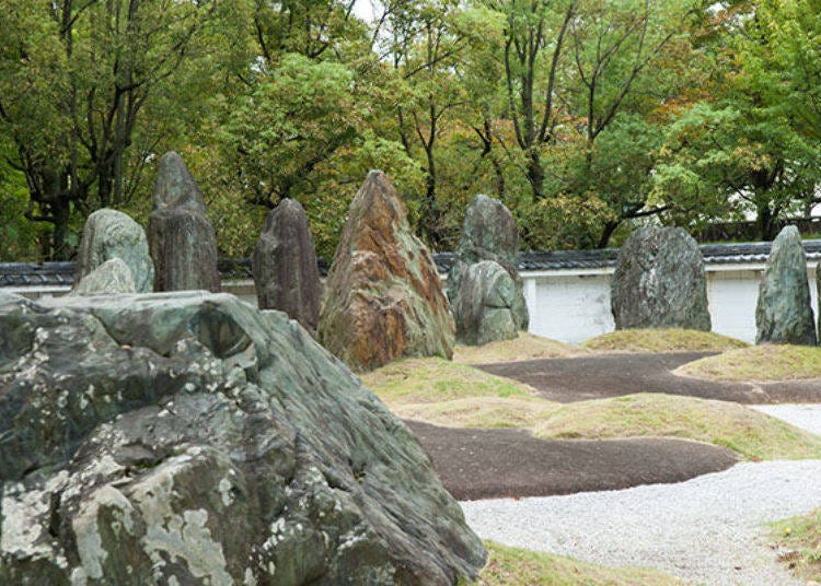 ▲在神社的后方有「秀石庭」，是代表昭和的庭园造景师－重森三玲的作品，于1972年（昭和47年）时供献给神社。此庭园的特色就是使用浅绿色的「绿泥石」。
