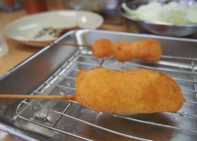 ▲The summer time limited hamo (dagger-tooth pike conger). Hamo is served at expensive restaurants in Kyoto, however in Shinsekai it is served as kushikatsu (210 yen, tax not included). It is crispy and seasoned with garlic and shiso (beefsteak leaf)