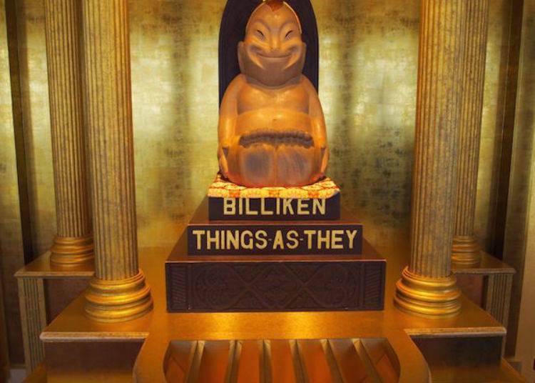 ▲Billiken-San’s feet are worn down because touching the soles is said to bring good luck.