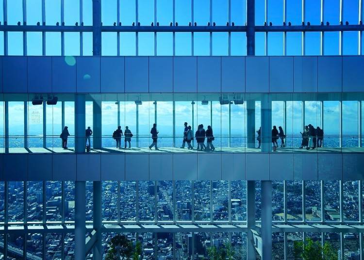 ▲The spacious path with glass walls on both sides. You can get a sweeping view of the Osaka City