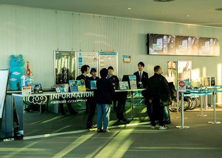 ▲Heliport Tour sign up at the information counter on the 60th floor