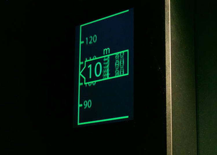 ▲ 엘리베이터안에는 비행기 조종석에서나 볼 수 있는 미터기 표시가 있다