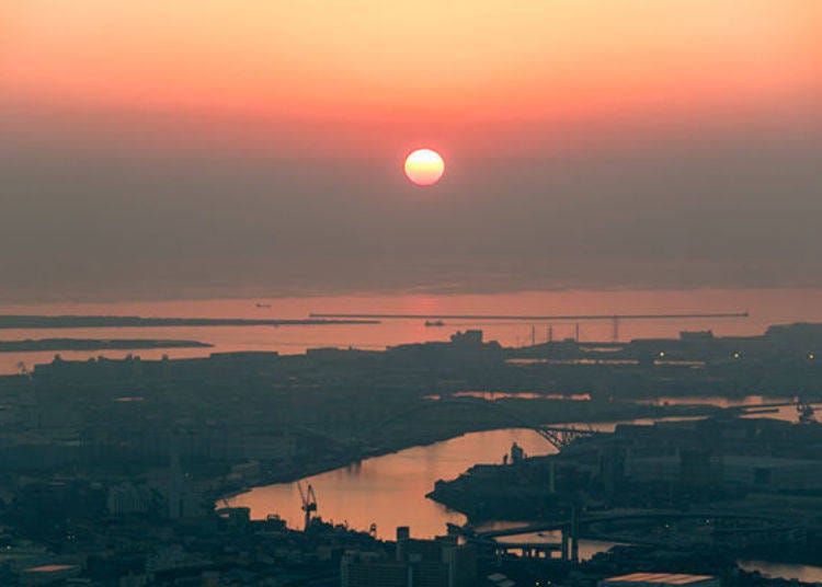 ▲逐漸沉入大阪灣的夕陽讓人忍不住一直盯著看