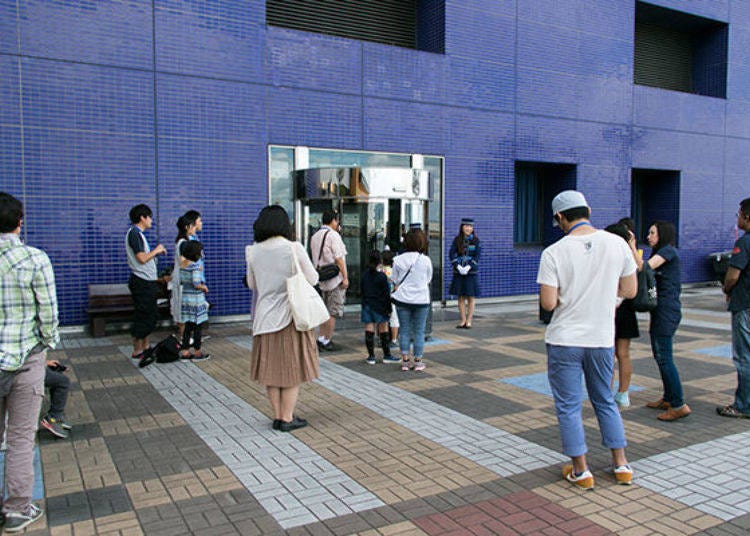 ▲People attending the tour enter the aquarium from the rear entrance and take the elevator that is used to transport materials, equipment and animal feed, to the 8th floor