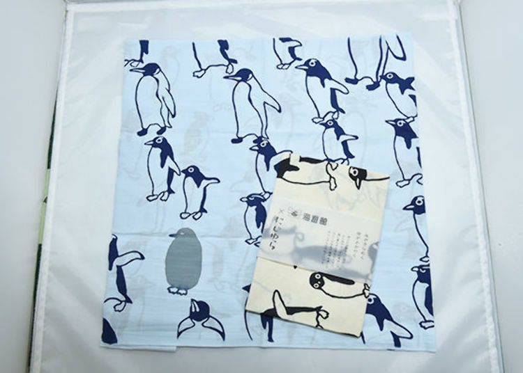 ▲Kaiyukan x Nijiyura Hand Towel [Penguin] (1,620 yen tax included). A hand towel with pictures of penguins and chicks from Kaiyukan (photo provided by Kaiyukan)