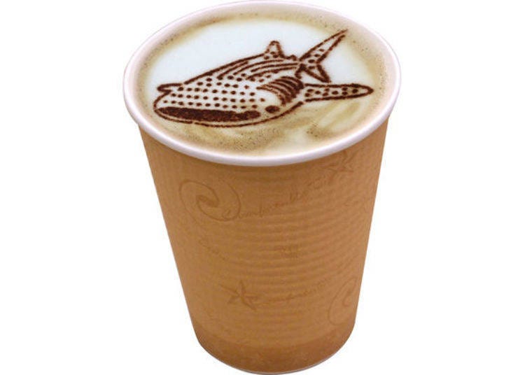 ▲Whale Shark latte (450 yen, tax included) with a cute cocoa powder latte art (photo provided by Kaiyukan)
