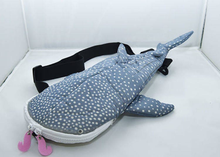 ▲將鯨鯊的大嘴做成拉鍊，可放多樣物品的大容量鯨鯊肩背包（含稅價2355日圓）※為舊價格