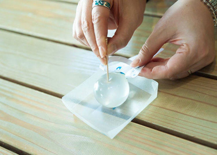 ▲ Forcefully stick a toothpick into it as if popping a balloon. That will break the thin membrane around it