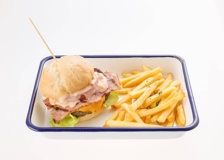 ▲「EAT EAT EAT 버거」（세금 포함 950엔）. 메뉴는 모두 세금 포함 1,000엔 이하로 저렴하다. 평일 한정 런치 세트（세금 포함 1,000엔）는 저녁 17시까지（사진제공：니후레루）