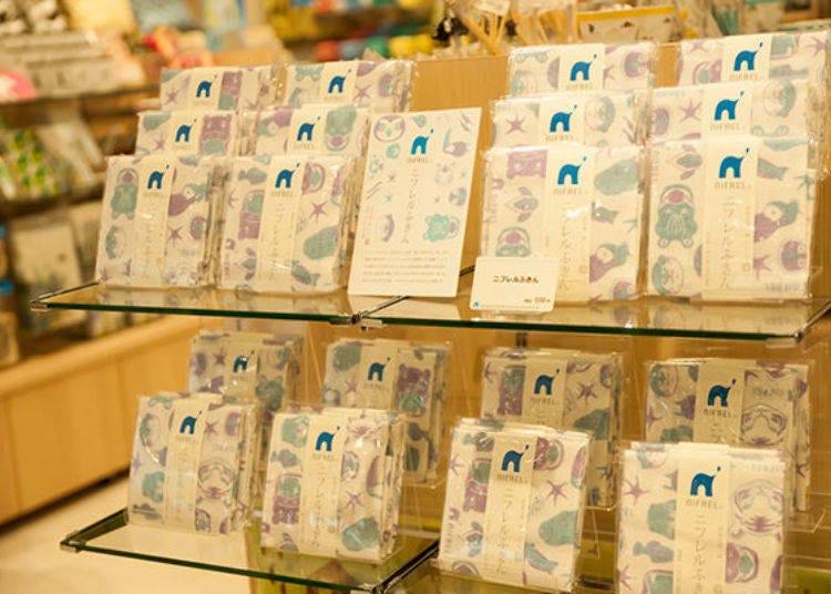 ▲니후레루와 나라의 「나카가와 마사시치 상점」이 콜라보레이션 한 「니후레루 손수건」（1장・세금 포함 550엔）. ※디자인이 변경될 수도 있음