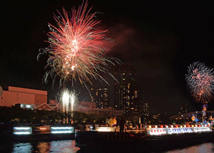 ▲Every year around there is a fireworks display in front of the boats on the river (around 5,000 fireworks in total) (Photo courtesy of Osaka Tenmangu Shrine).