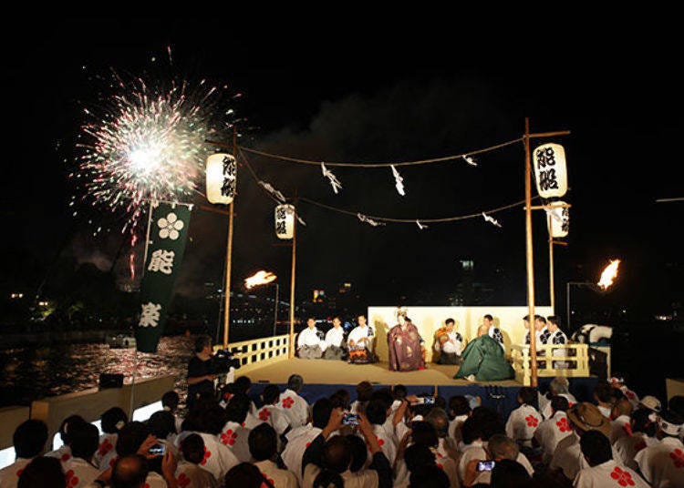 ▲The sounds of musicians’ drums and flutes and cries of “Ha!” and “Iyaa!” echo through the night (Photo courtesy of Osaka Tenmangu Shrine).