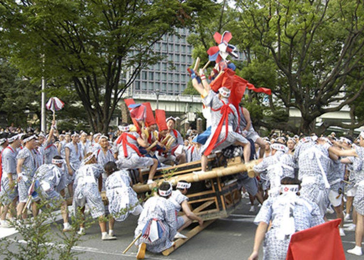 ▲The taiko platform rocks along with logs underneath, moving violently up and down like a fast-moving seesaw. (Photo courtesy of Osaka Tenmangu Shrine)