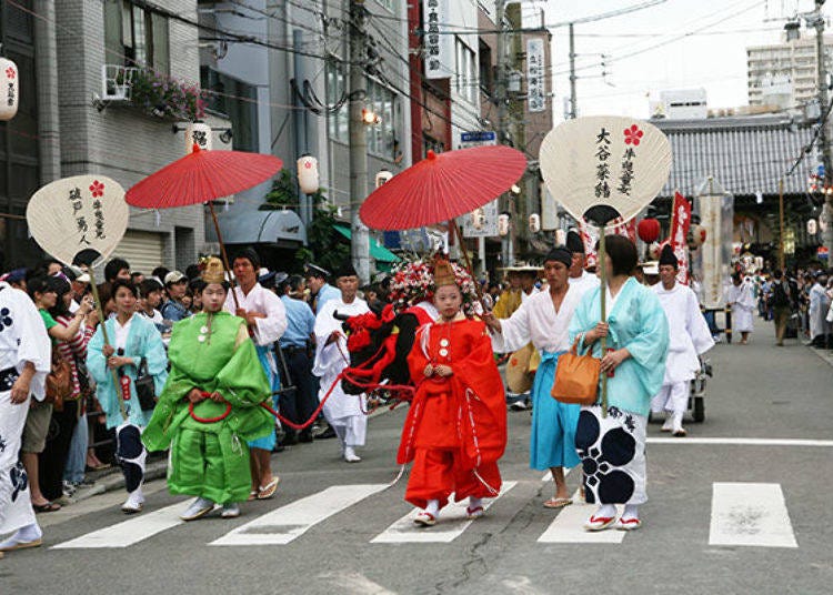 ▲Ushihikidoji leading a bull in procession. Traditionally, bulls are closely associated with the Tenjin Matsuri and Michizane, and this ritual clearly conveys that. (© Osaka Convention & Tourism Bureau)