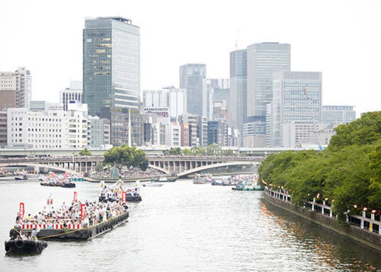 ▲Tourist boats along the river. Some boats can fit around 300 people (© Osaka Convention & Tourism Bureau)