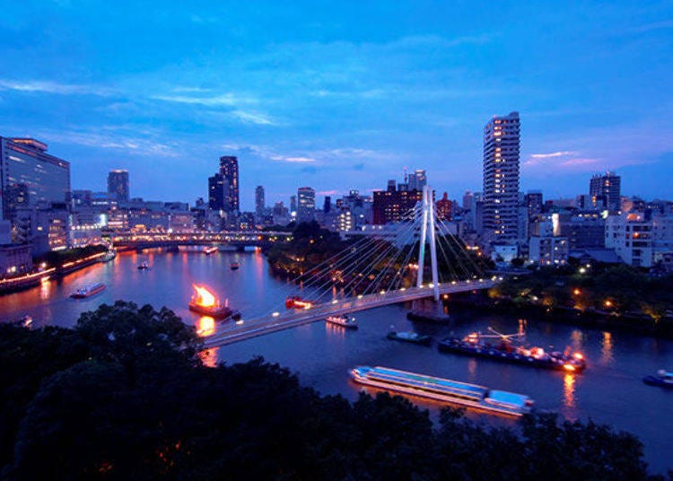 ▲As it gets dark, the bonfires on the boats glow in the twilight (Photo courtesy of Osaka Tenmangu Shrine)
