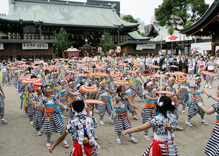 ▲사자 춤을 추는 단원들 중 유독 화려한 우산 춤을 선보이는 어린이들도 보인다.(사진 제공: 오사카 덴만구)