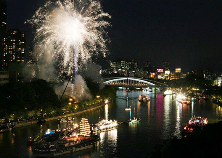 ▲불꽃놀이 역시 강 위에서 느긋하게 즐길 수 있다.(사진 제공:오사카 덴만구)