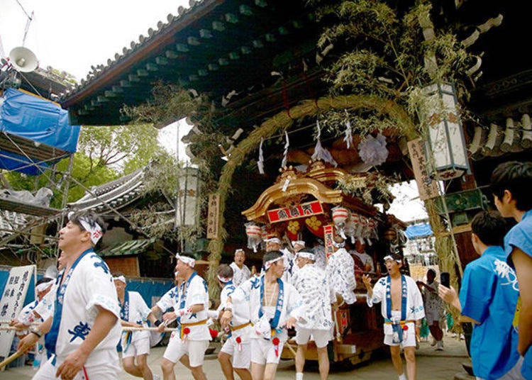 ▲伴隨著太鼓及鉦的聲響，名為地車囃子的轎車也出現在眾人面前　©（公財）大阪觀光局