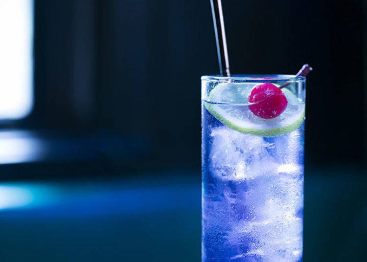 ▲Here’s another gorgeous looking cocktail, Violet Fizz (850 yen, tax included). It has five ingredients, including gin, melon and strawberry.